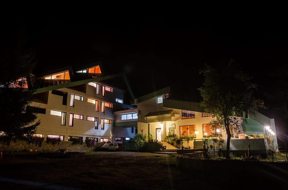 Randunica Hotell Văliug Exteriör bild